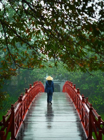 Cầu Thê Húc một ngày mưa